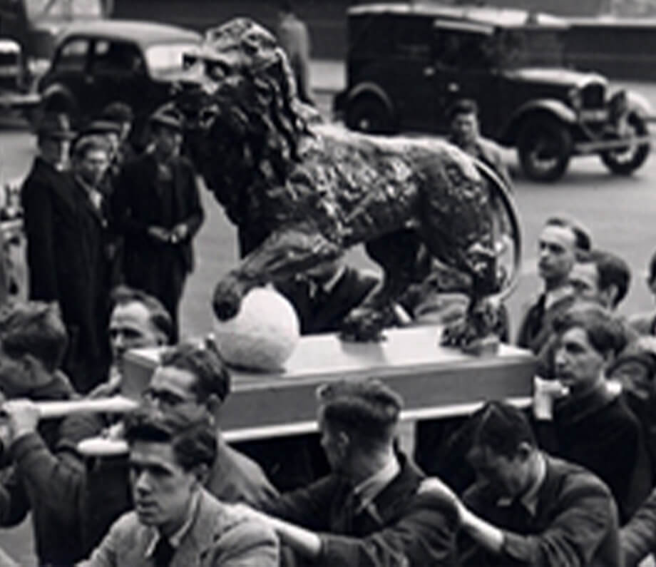 Students with Reggie mascot.